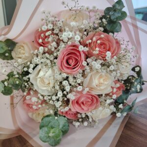 Ramo de 12 rosas blancas y rosas