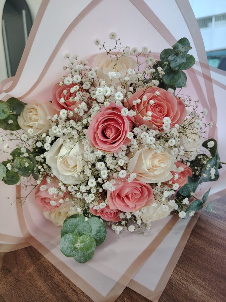 12 rosas blancas y rosas