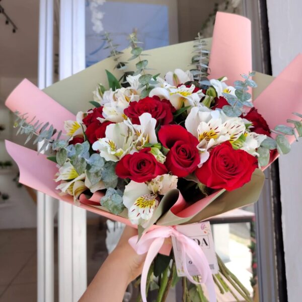 Ramo de 12 rosas rojas con astromelia