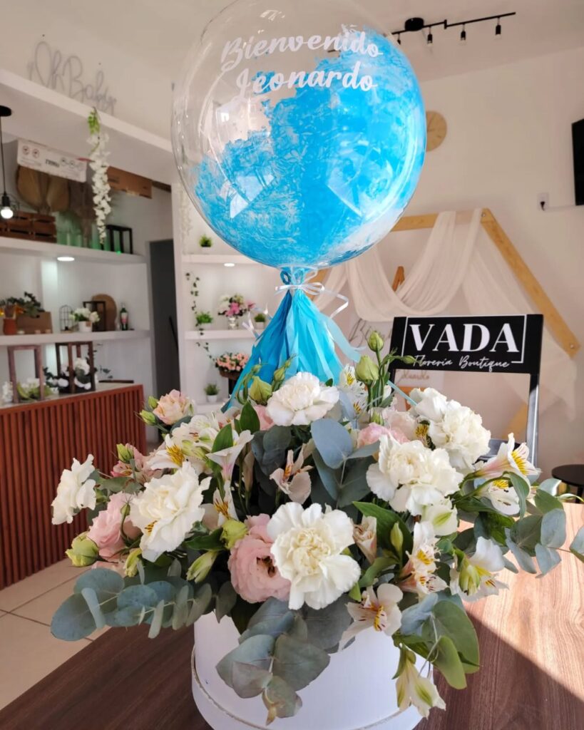 Box de flores mixtas y globo burbuja
