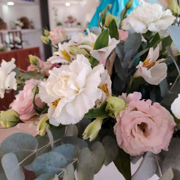 Box de flores mixtas + globo burbuja