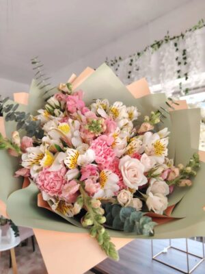 522645097_17903249736217921_6759060303707150003_n Ramo con clavel y mini rosa