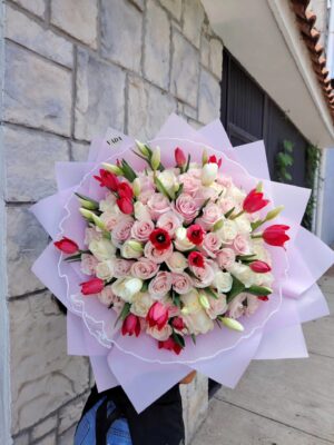 Ramo de tulipanes con rosas