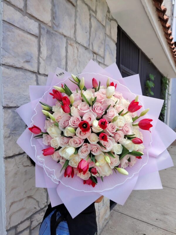 Ramo de tulipanes con rosas