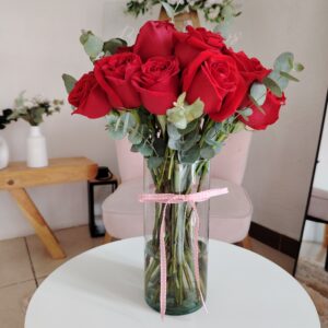 Florero con rosas roja