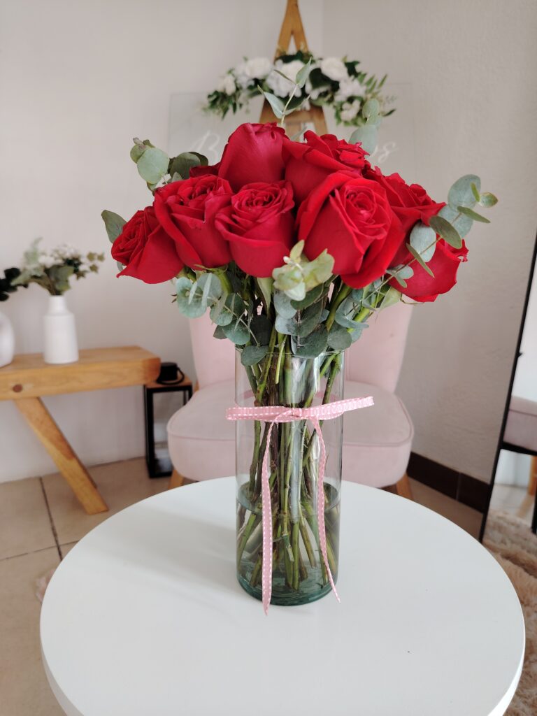Florero con 12 rosas roja y dolar