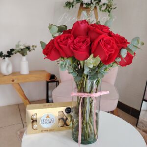 Florero con rosas rojas + Chocolates