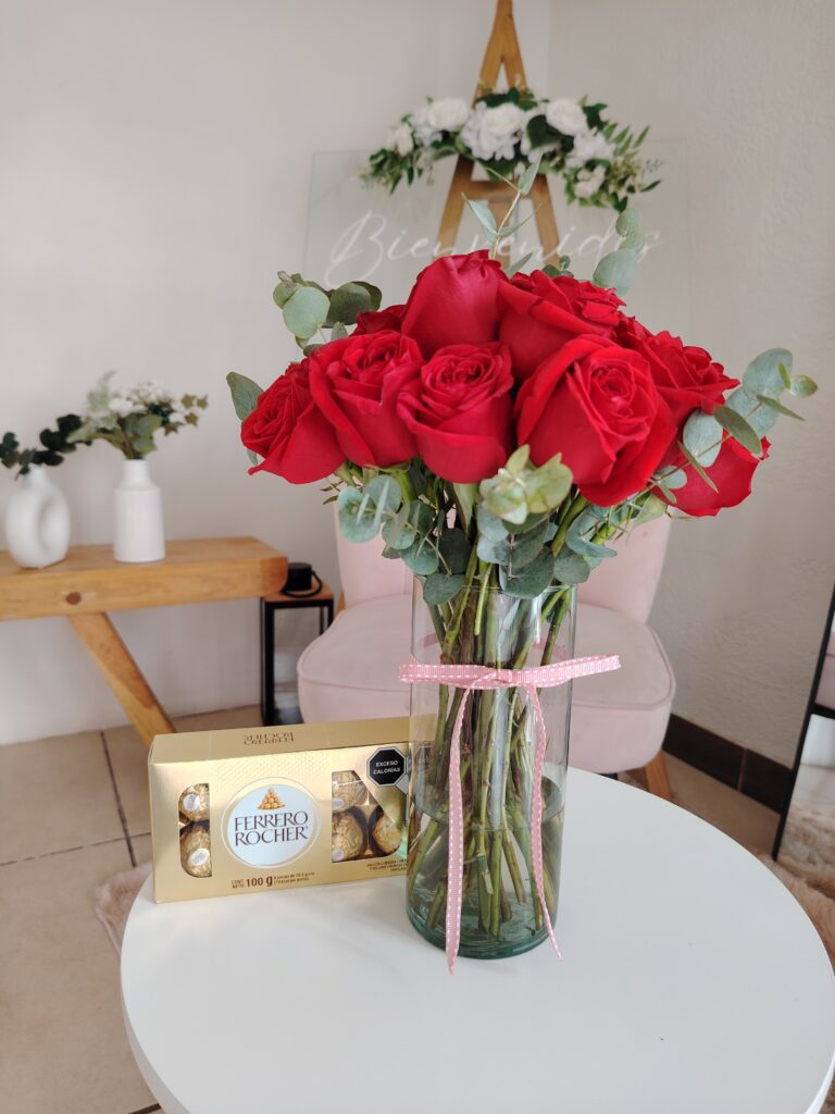 Florero con 12 rosas rojas más Chocolates