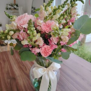 Florero clavel rosa con snapdragons