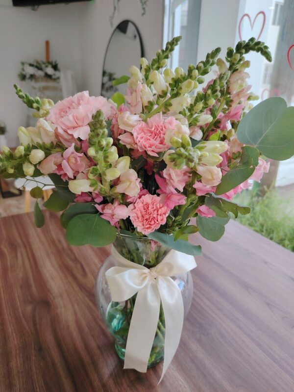Florero clavel rosa con snapdragons