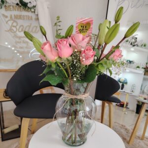 Florero rosa rosa con Lilis