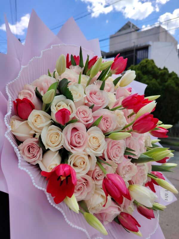 Ramo de tulipanes con rosas