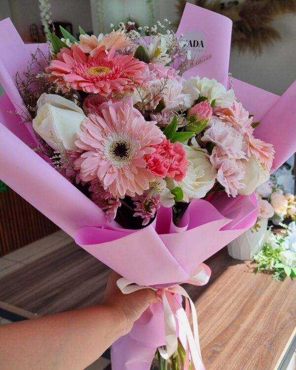 WhatsApp Image 2025-01-28 at 1.59.18 PM (2) Ramo Gerbera rosita con rosa blanca