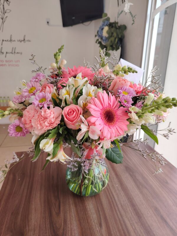 Florero de gerberas, rosas rosas, claveles rosas, chavelas, astromelias y snapdragons