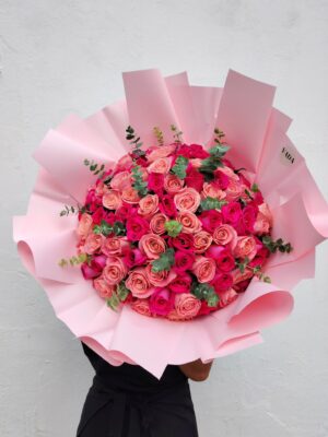 531612448_122180946842329577_5308769430508386831_n (1) Ramo de rosas rosadas y fucsias con minidollar