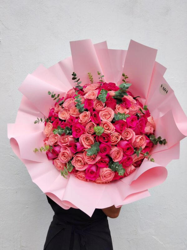 Ramo de rosas rosadas y fucsias con minidollar