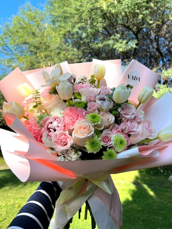 527537413_122180072186329577_2532274072126326528_n Ramo de tulipanes, minirosas, claveles, yoko y follajes