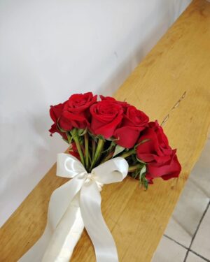 Atado de 12 rosas rojas