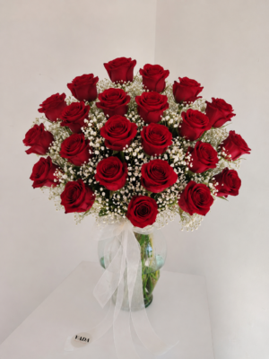ChatGPT Image 3 sept 2026, 05_26_40 p.m. Florero de 24 rosas rojas con ghypso