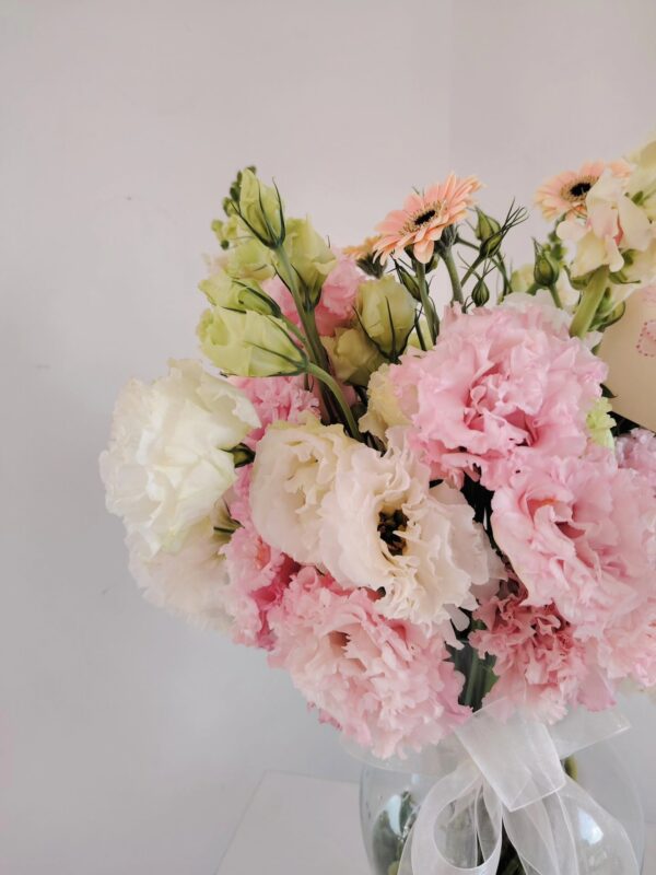 Florero de lisianthus con gerbera
