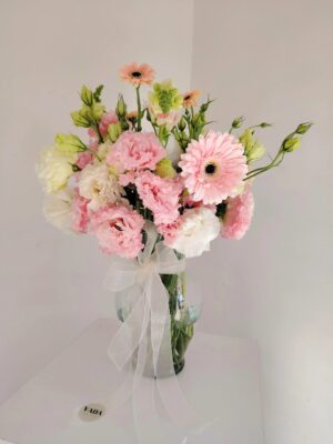 Florero de lisianthus con gerbera