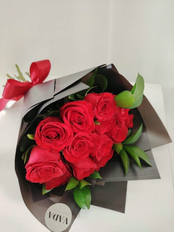 WhatsApp Image 2026-09-03 at 3.34.37 PM (4) 12 Rosas rojas con dollar