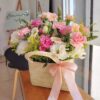 Canasta de lisianthus, claveles, minigerberas y snapdragons.