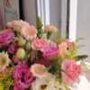 Canasta de lisianthus, claveles, minigerberas y snapdragons