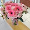 662346717_122207066912329577_302877681236801059_n Florero de gerberas rosas, rosas rosas, claveles rosas y minirosas