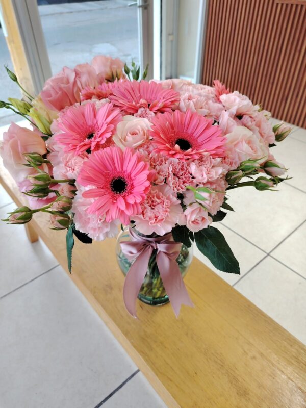 662346717_122207066912329577_302877681236801059_n Florero de gerberas rosas, rosas rosas, claveles rosas y minirosas