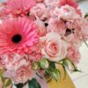 662714951_122207066918329577_3991977643587906316_n Florero de gerberas rosas, rosas rosas, claveles rosas y minirosas