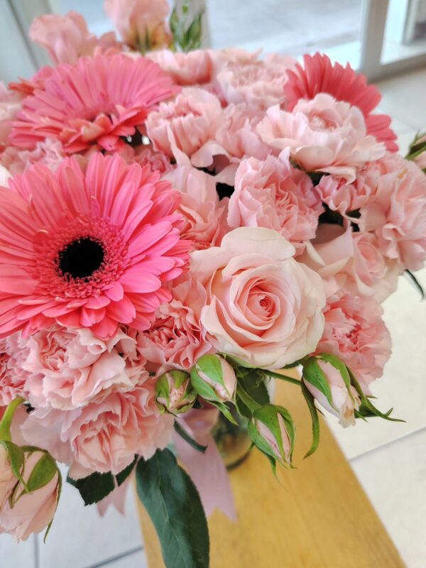 662714951_122207066918329577_3991977643587906316_n Florero de gerberas rosas, rosas rosas, claveles rosas y minirosas