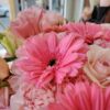 658864655_122207066906329577_8081651908693417905_n Florero de gerberas rosas, rosas rosas, claveles rosas y minirosas