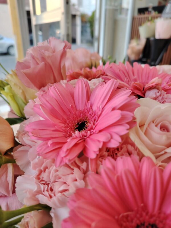 658864655_122207066906329577_8081651908693417905_n Florero de gerberas rosas, rosas rosas, claveles rosas y minirosas