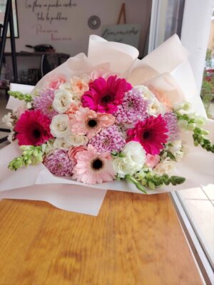 upscalemedia-transformed Ramo de Roxanas, gerberas, lisianthus, snapdragons y rosas blancas