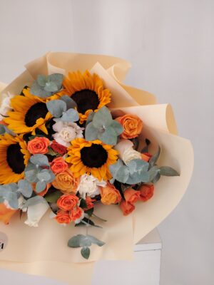IMG_20260812_143138 Ramo de girasoles, claveles y minirosas con follaje
