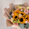 VD068 Ramo de girasoles, lisianthus y rosas con follaje