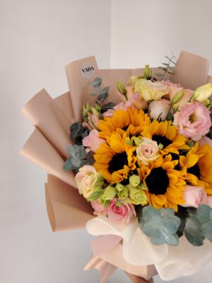 VD068 Ramo de girasoles, lisianthus y rosas con follaje