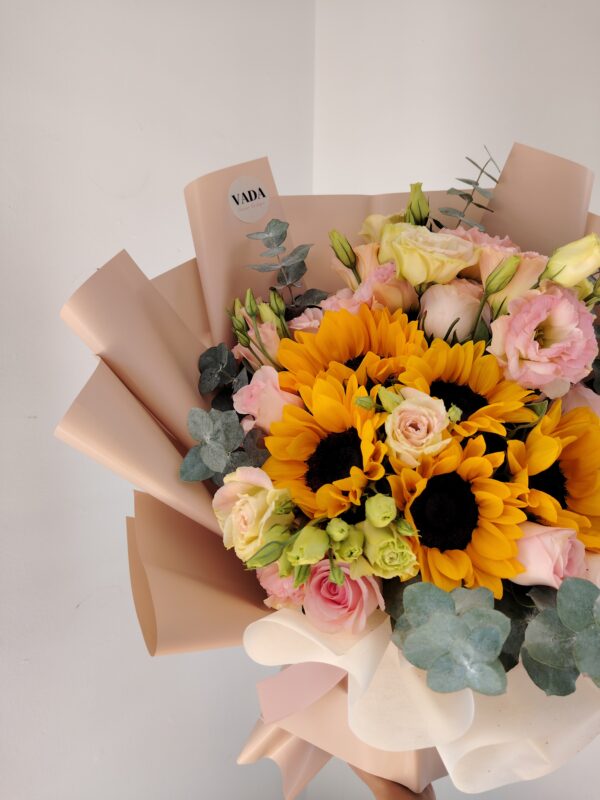 VD068 Ramo de girasoles, lisianthus y rosas con follaje