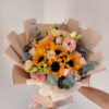 VD068A Ramo de girasoles, lisianthus y rosas con follaje