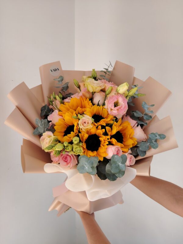 VD068A Ramo de girasoles, lisianthus y rosas con follaje