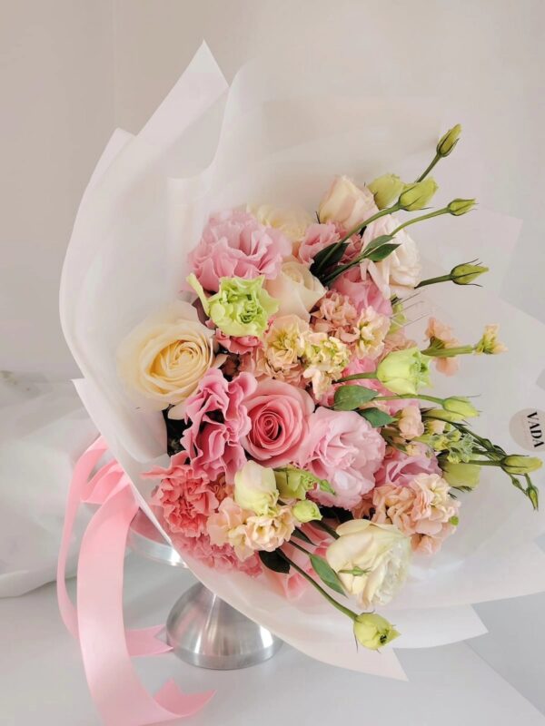 Ramo de lisianthus, rosas rositas, claveles y matiolas salmón