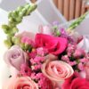736349371_122215173656329577_6705087025642898498_n Ramo de rosas fucsias, rosadas y moradas con statices y snapdragons