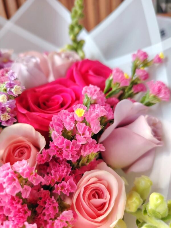 736188357_122215173668329577_4108250547256944832_n Ramo de rosas fucsias, rosadas y moradas con statices y snapdragons