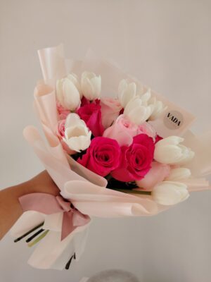IMG_20260814_171012 Ramo de tulipanes blancos y rosas fucsias