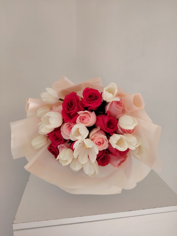 IMG_20260814_170917 Ramo de tulipanes blancos y rosas fucsias