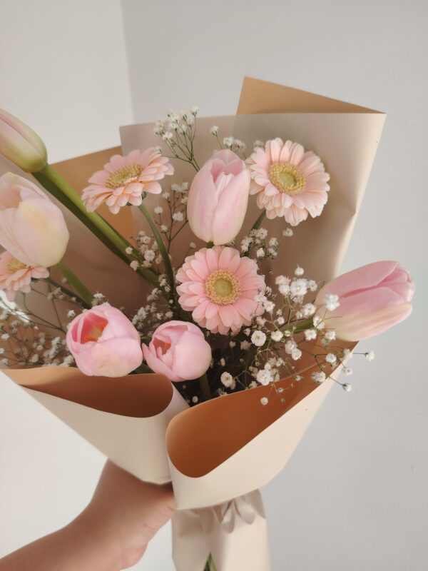 VD064A Ramo de tulipanes, minigerberas y gypso