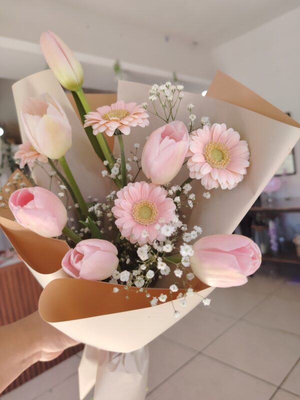 VD064 Ramo de tulipanes, minigerberas y gypso